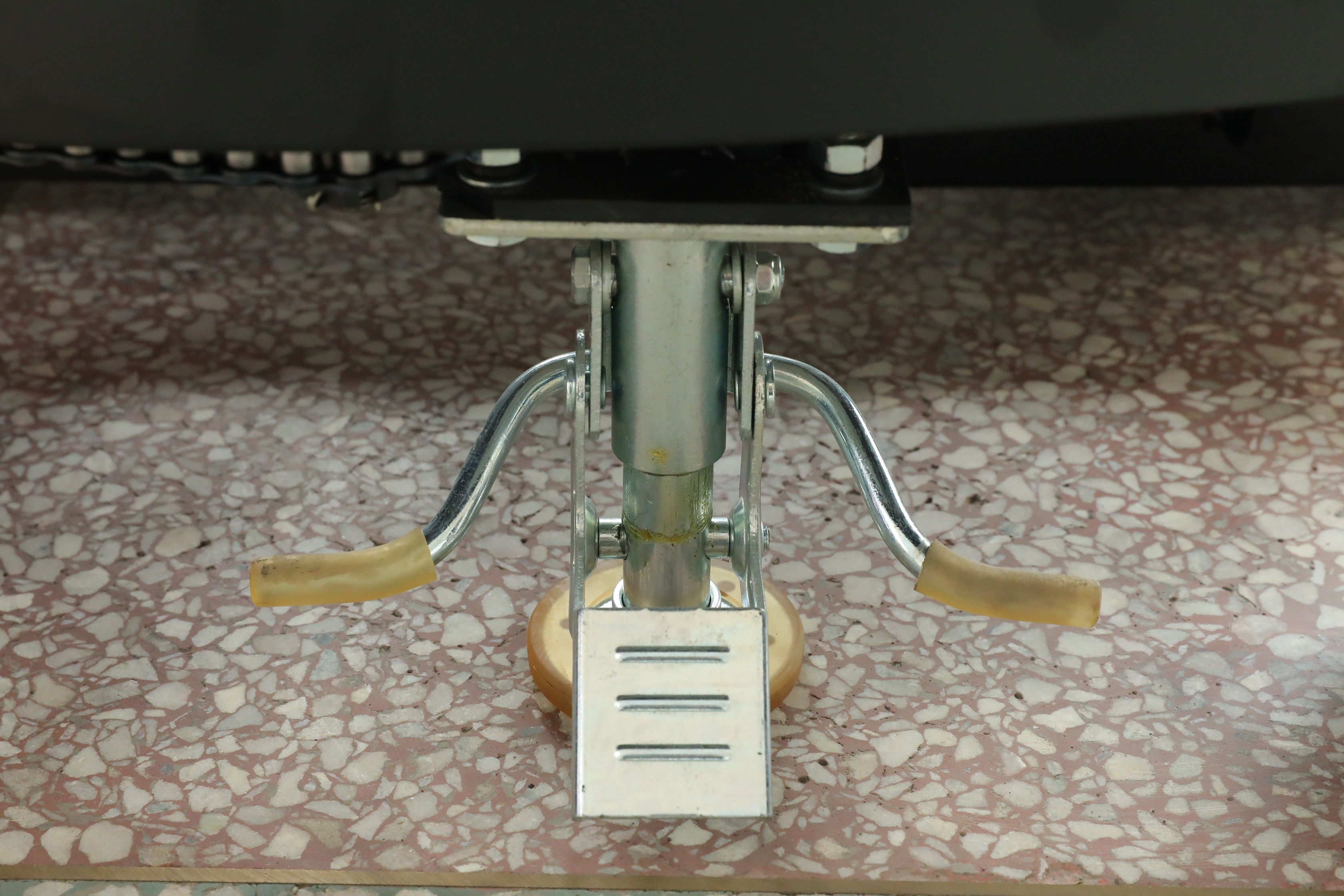 Halbelektrischer Stapler